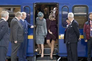 Les reines Maxima des Pays-Bas et Mathilde de Belgique descendent du train royal à Utrecht, le 30 novembre 2016