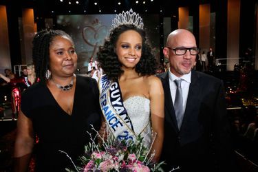 Alicia Aylies a été sacrée Miss France 2017, entourée de sa mère et de son père