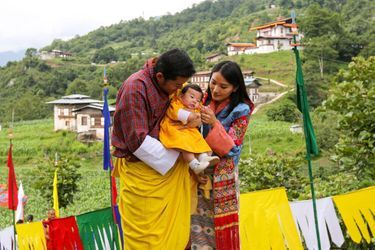 Le prince Jigme Namgyel Wangchuck du Bhoutan avec ses parents, le 15 juin 2016