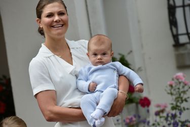 Le prince Oscar de Suède avec sa maman, le 14 juillet 2016