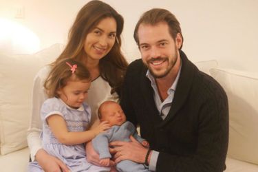 Le prince Liam de Luxembourg avec ses parents et sa grande soeur, photo diffusée le 6 décembre 2016
