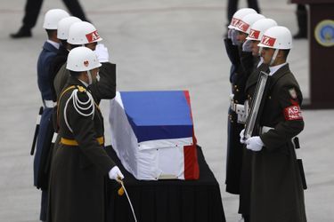Le cercueil qui contient dépouille d'Andreï Karlov a quitté la Russie mardi