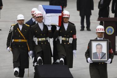 Le cercueil qui contient dépouille d'Andreï Karlov a quitté la Russie mardi