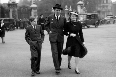 Le jeune Antony Armstrong-Jones, avec son père et sa belle-mère devant Buckingham Palace, le 1er mai 1945.