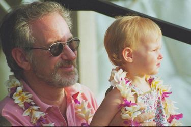Destry Allyn dans les bras de son père, Steven Spielberg