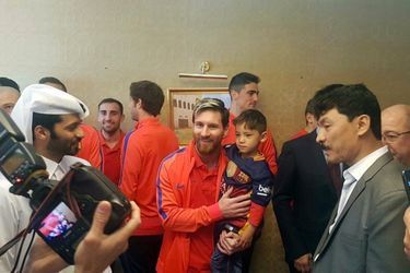Murtaza dans les bras de Lionel Messi à Doha, au Qatar.