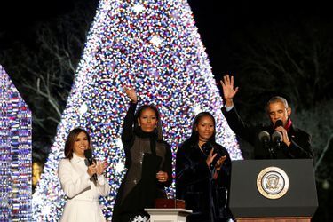 Michelle et Barack Obama ont allumé pour la dernière fois le sapin de la Maison Blanche, le 1er décembre.