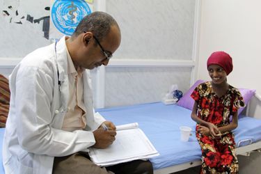 Saïda sourit à un médecin, le 26 novembre 2016, un mois après son hospitalisation.
