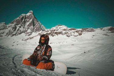 Shy'm en vacances à la montagne pour faire du snowboard