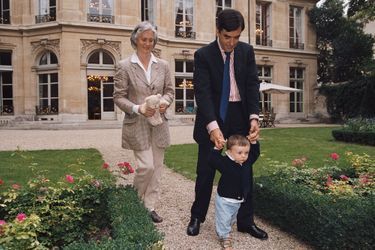 En septembre 2002, François Fillon fait marcher son fils Arnaud, âgé de un an, dans le jardin du ministère des Affaires sociales du Travail et de la Solidarité, rue de Grenelle. 