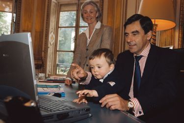 François Fillon, son épouse et leur fils Arnaud, au ministère des Affaires sociales lors de cette même rencontre en septembre 2002. 