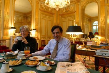 François Fillon et son épouse Pénélope prenant leur petit déjeuner dans son bureau au ministère de l’Education nationale, en décembre 2004. Il a été rue de Grenelle de mars 2004 à mai 2005. 