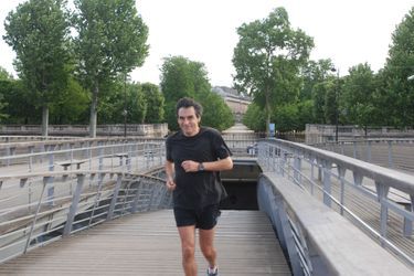 François Fillon faisant son jogging sur la passerelle Senghor aux Tuileries, à Paris. Nous sommes en mai 2007, quelques jours avant sa nomination à Matignon. 