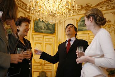 A Matignon, en juin 2007, François Fillon déjeune dans le salon Jaune avec quelques femmes de son gouvernement: Christine Albanel, Roselyne Bachelot et Nathalie Kosciusko-Morizet.  