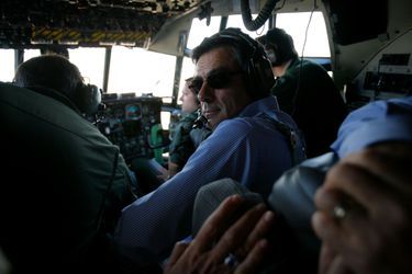 En juillet 2009, François Fillon est en Irak avec une trentaine de chefs d’entreprise français pour renforcer les relations entres les deux pays. Le Premier ministre est à bord de l'Hercules C-130 entre Bagdad et Soleimaniya au Kurdistan irakien pour rencontrer le président Djalal Talabani. 