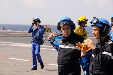 En février 2011, le Premier ministre profite de sa visite en Arabie Saoudite pour rencontrer les marins français embarqués sur le Charles-de-Gaulle. Au large de Djedda, il a assisté à des exercices de catapultage et d'appontage d'avions de chasse. 