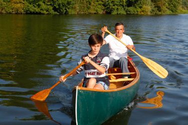 Balade père-fils en canoë sur la Sarthe, à l’été 2013. Arnaud, le dernier des enfants de François Fillon, est âgé de 11 ans. 