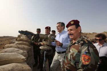En juin 2016, François Fillon, candidat à la primaire de la droite et du centre, est en déplacement au Moyen-Orient. Il est ici sur la ligne de front avec les peshmergas kurdes, à 20 kilomètres de Mossoul, «capitale» de Daech en Irak.  