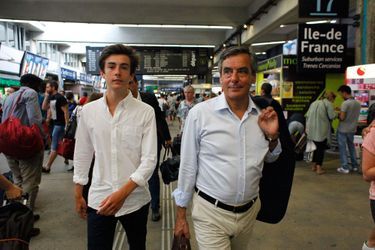 Août 2016, gare Montparnasse, François Fillon est de retour à Paris après un séjour dans la Sarthe. Il est accompagné de son fils Arnaud. 