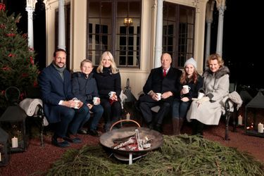 La famille royale de Norvège devant le belvédère du parc de la Reine à Oslo, le 20 décembre 2016