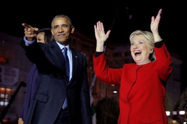 Barack Obama et Hillary Clinton lors d'un meeting à Philadelphie, le 7 novembre 2016.