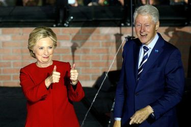 Hillary et Bill Clinton lors d'un meeting à Philadelphie, le 7 novembre 2016.
