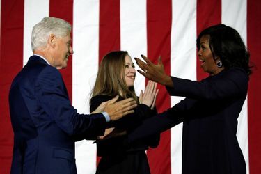 Bill et Chelsea Clinton avec Michelle Obama lors d'un meeting en faveur d'Hillary Clinton à Philadelphie, le 7 novembre 2016.
