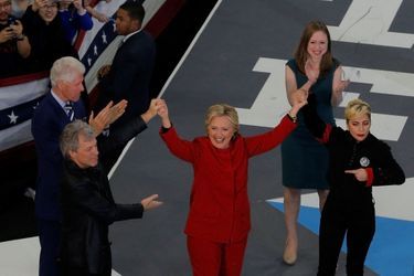 Jon Bon Jovi, Bill Clinton, Hillary Clinton, Chelsea Clinton et Lady Gaga lors d'un meeting à Philadelphie, le 7 novembre 2016.