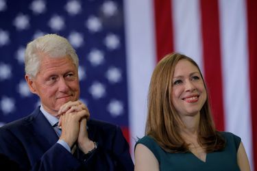 Bill et Chelsea Clinton lors d'un meeting en faveur d'Hillary Clinton à Philadelphie, le 7 novembre 2016.