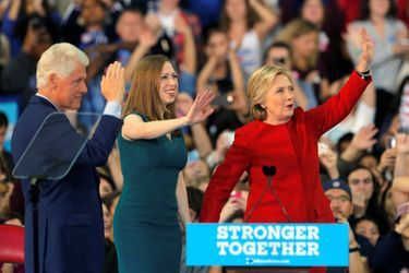 Bill, Chelsea et Hillary Clinton lors d'un meeting à Philadelphie, le 7 novembre 2016.