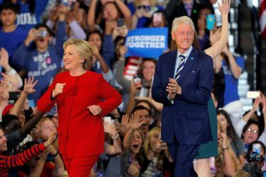 Hillary et Bill Clinton lors d'un meeting à Philadelphie, le 7 novembre 2016.