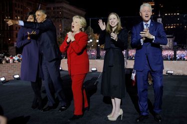 Michelle et Barack Obama, Hillary, Chelsea et Bill Clinton lors d'un meeting à Philadelphie, le 7 novembre 2016.