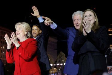 Hillary Clinton, Barack Obama, Bill et Chelsea Clinton lors d'un meeting à Philadelphie, le 7 novembre 2016.