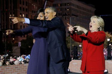 Michelle et Barack Obama avec Hillary Clinton lors d'un meeting à Philadelphie, le 7 novembre 2016.