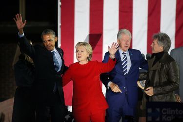Barack Obama, Hillary et Bill Clinton avec Jon Bon Jovi lors d'un meeting à Philadelphie, le 7 novembre 2016.