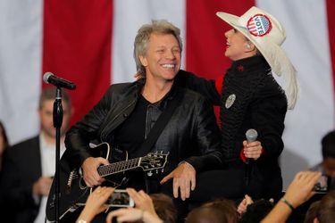 Jon Bon Jovi et Lady Gaga lors d'un meeting en faveur d'Hillary Clinton à Philadelphie, le 7 novembre 2016.