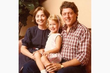 Photo de famille pour Hillary, Chelsea et Bill Clinton.