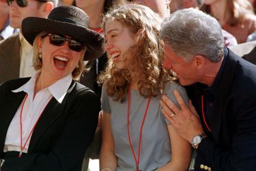 Hillary, Chelsea et Bill Clinton à Stanford, pour la rentrée de Chelsea, en septembre 1997.