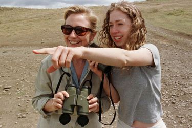 Hillary et Chelsea Clinton en voyage officiel en Tanzanie, en mars 1997.