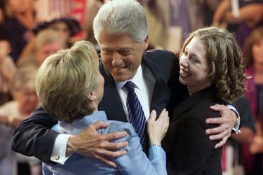Après son discours devant la Convention nationale démocrate en août 2000, Bill Clinton serre dans ses bras Hillary et Chelsea.