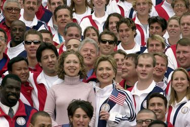Chelsea, Bill et Hillary Clinton entourés par les athlètes olympiques et paralympiques, en novembre 2000.