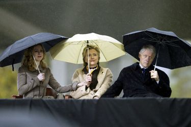 Chelsea, Hillary et Bill Clinton dans l&#039;Arkansas, en novembre 2004.
