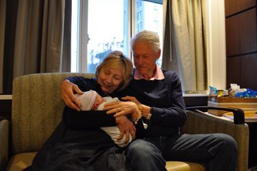 Hillary et Bill Clinton découvrent leur petit-fils Aidan, en juin 2016.