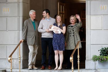 Chelsea Clinton sort de la clinique avec dans ses bras son fils Aidan, en juin 2016.