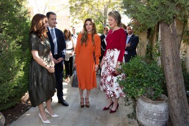 La reine Rania de Jordanie accompagne la reine Mathilde de Belgique à la découverte du showroom de la Jordan River Foundation Amman, le 25 octobre 2016
