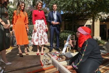 La reine Rania de Jordanie et la reine des Belges Mathilde avec une tisseuse traditionnelle à Amman, le 25 octobre 2016