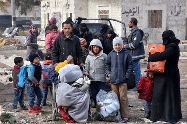 L&#039;exode des civils s&#039;accélère dans les quartiers rebelles d&#039;Alep, déserté par plus de 50.000 habitants.