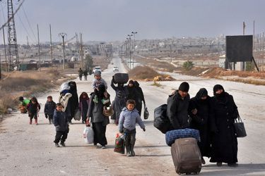 L&#039;exode des civils s&#039;accélère dans les quartiers rebelles d&#039;Alep, déserté par plus de 50.000 habitants.