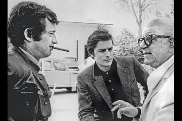 Deux jeunes premiers et un modèle. Jean Gabin et Alain Delon rendent visite à Jean-Paul sur le tournage du «Casse», en 1971.