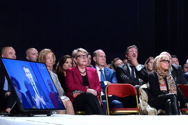 Brigitte Macron écoute son mari, Emmanuel, au Mans, le 11 octobre